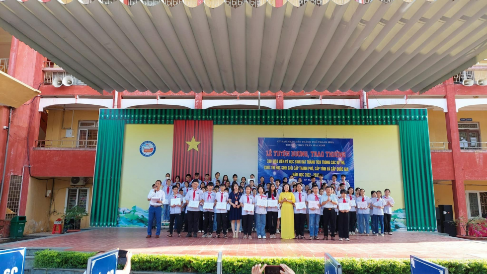 Amslink Thanh Hóa vinh dự khi được trao tặng hơn 90 suất học bổng tiếng Anh đến các em học sinh của Trường THCS Trần Mai Ninh (P. Ba Đình, Thành phố Thanh Hóa)